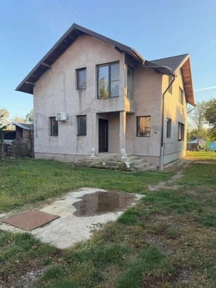 Casă individuală cu 4 camere cu Canalizare în Bucov