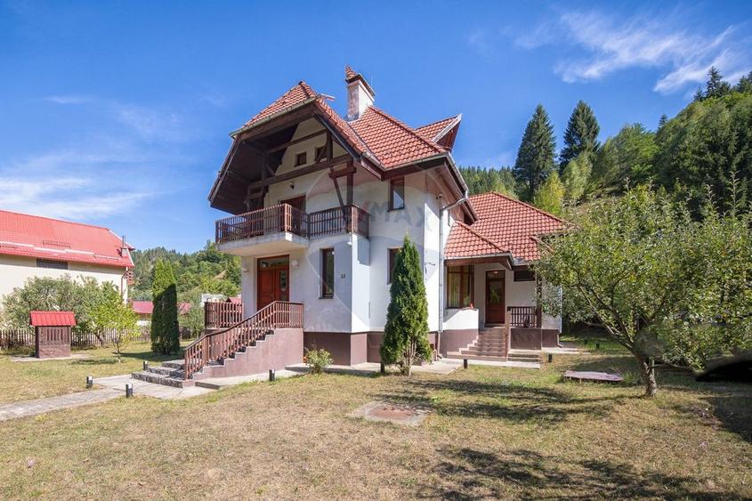 Casă individuală cu 8 camere cu Teren 2992 Mp în Moieciu