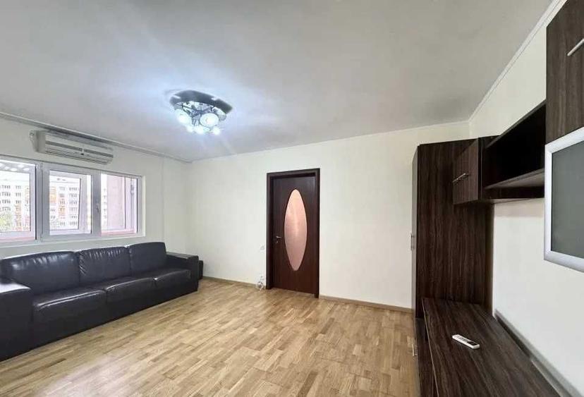 Apartament cu 3 camere semidecomandat în Rahova