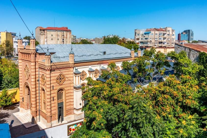 Apartament cu 3 camere decomandat, mobilat în P-ța Sfânta Vineri