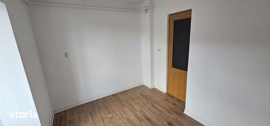 Apartament cu 3 camere decomandat în Nicolina