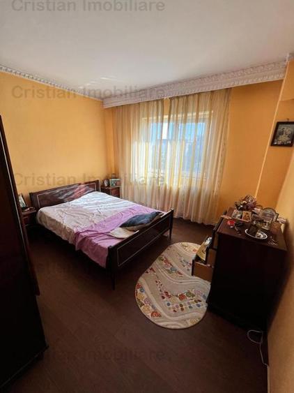 Apartament cu 4 camere semidecomandat în Apollo