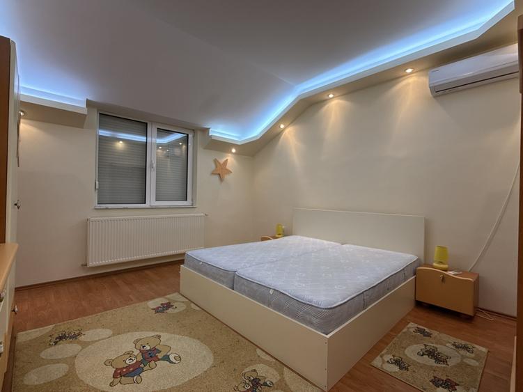 Casă individuală cu 7 camere cu Canalizare în Voluntari