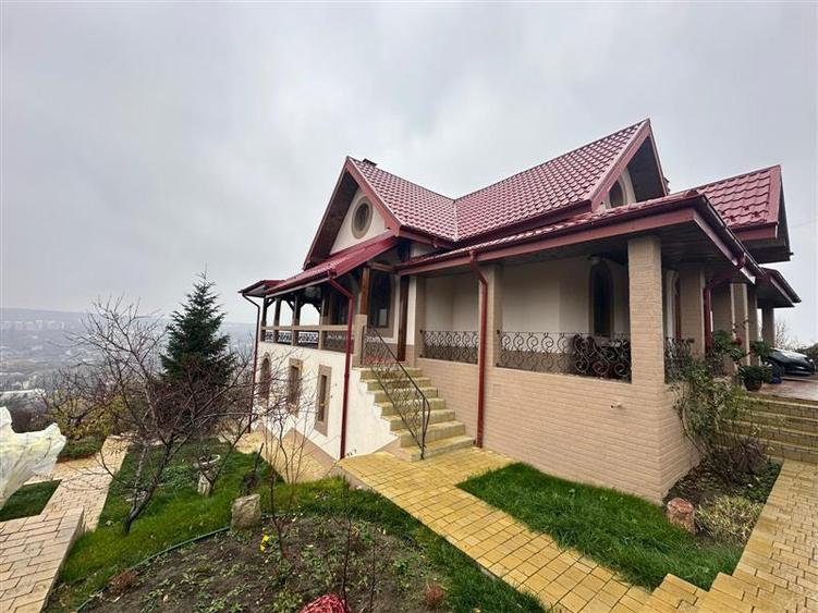 Casă individuală cu 8 camere cu Teren 1000 Mp în Bucium