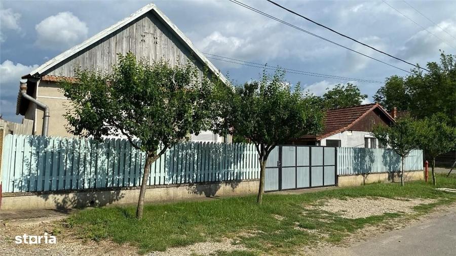 Casă cu 4 camere în Bicaci