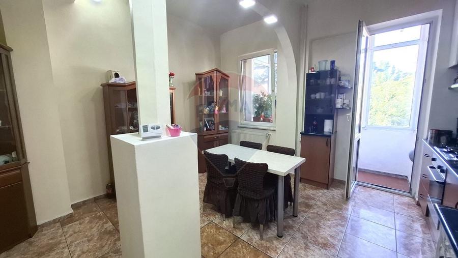 Apartament cu 4 camere semidecomandat în P-ța Victoriei
