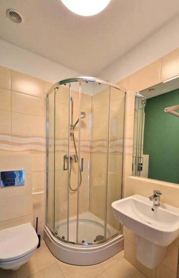 Apartament cu 3 camere decomandat, mobilat în Băneasa