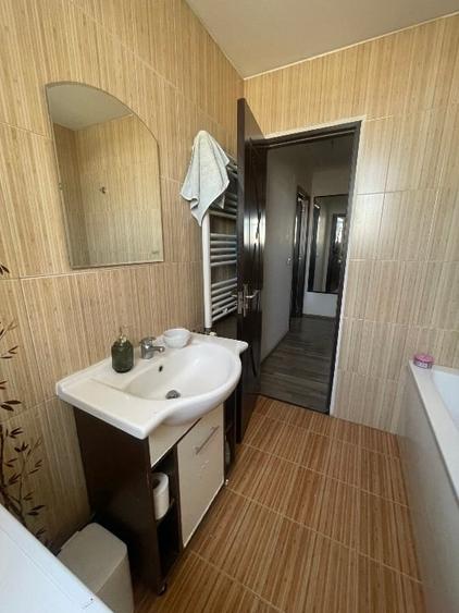 Apartament cu 3 camere decomandat, mobilat în Titan