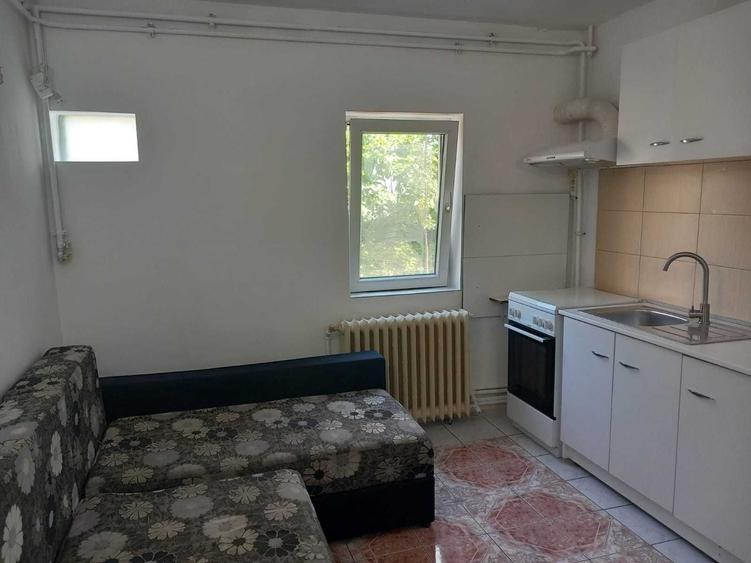 Apartament cu 2 camere semidecomandat în Craiovița Nouă