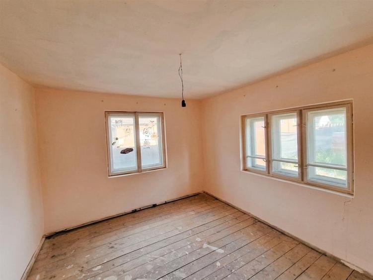Casă cu 3 camere cu Teren 1940 Mp în Biharia