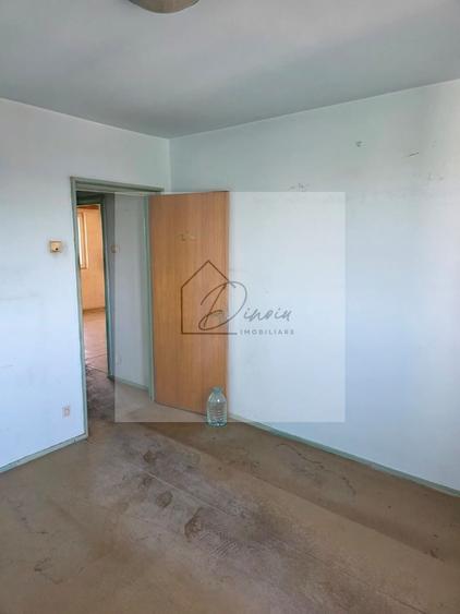 Apartament cu 3 camere semidecomandat în Titan
