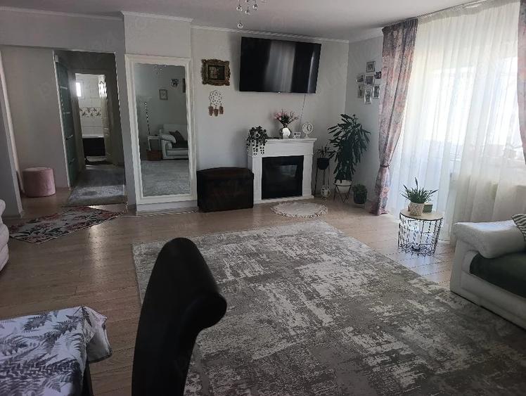Apartament cu 4 camere decomandat în Dărmănești