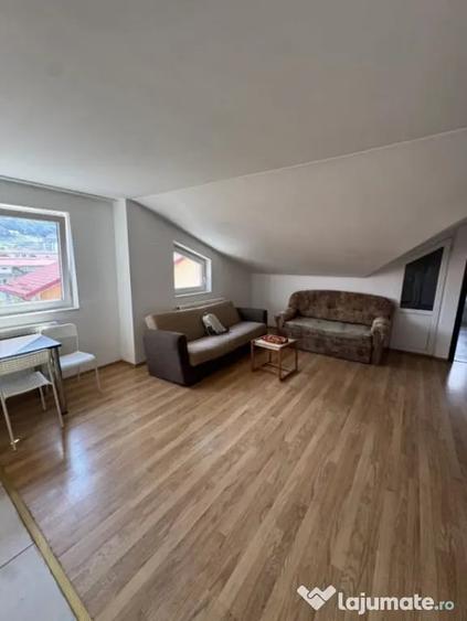 Apartament cu 3 camere semidecomandat în Florești