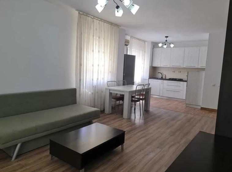 Apartament cu 3 camere semidecomandat în Tătărași