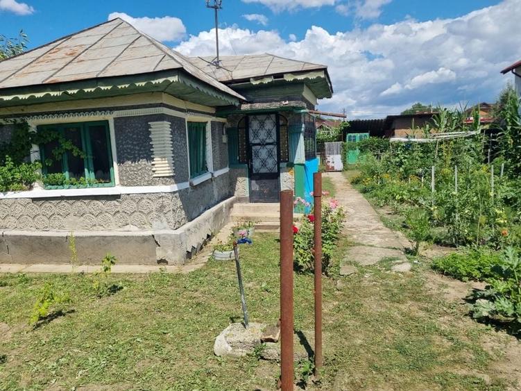 Casă cu 3 camere în Bătești