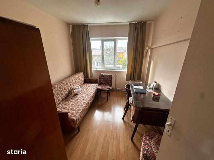 Apartament cu 3 camere semidecomandat în Central