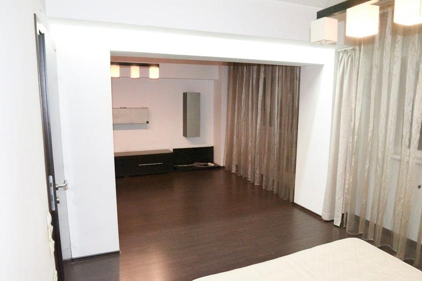 Apartament cu 3 camere semidecomandat, mobilat în Dristor