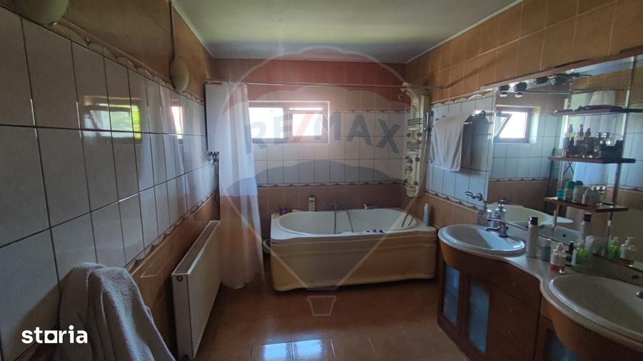 Casă cu 6 camere cu Teren 1484 Mp în Oșorhei
