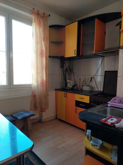 Apartament cu 3 camere semidecomandat în Central