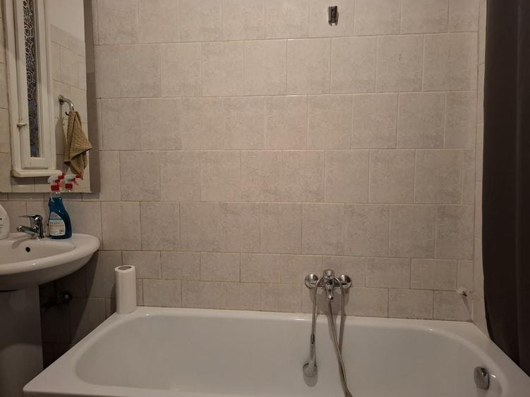 Apartament cu 5 camere semidecomandat în Capitale