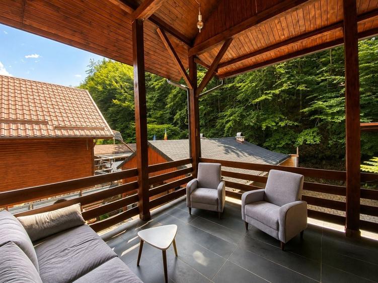 Casă individuală cu 7 camere cu Canalizare în Moara de Pădure