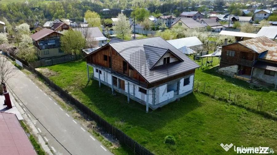 Casă cu 7 camere cu Teren 795 Mp în Năruja