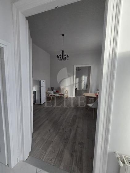 Apartament cu 3 camere semidecomandat în Central
