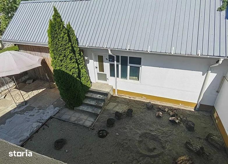 Casă cu 5 camere decomandat cu Teren 400 Mp în Mioriței
