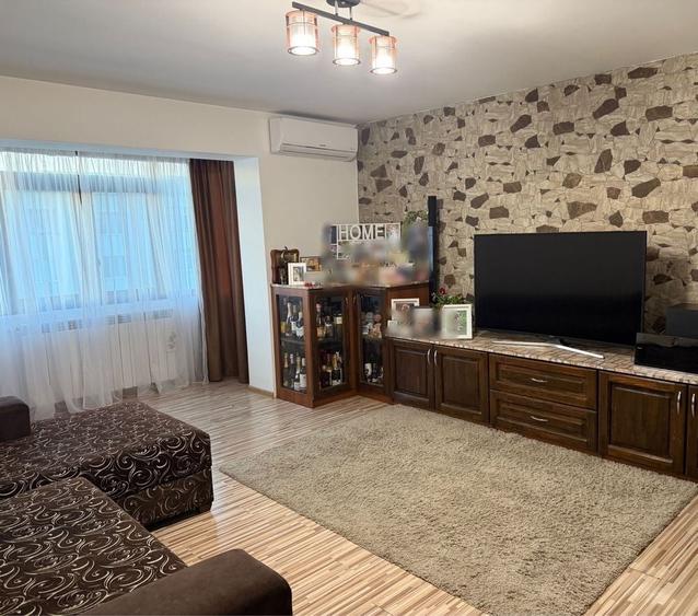 Apartament cu 3 camere decomandat în Exterior Vest