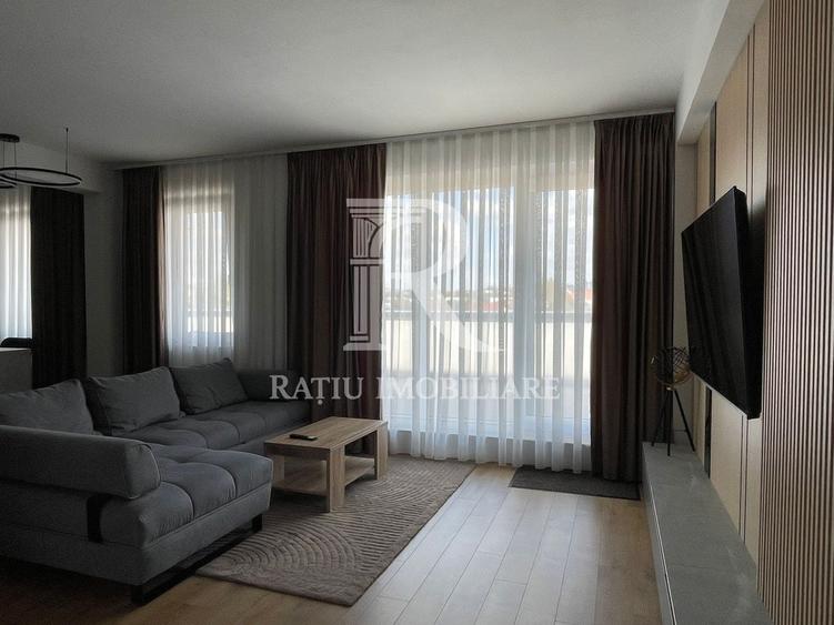 Apartament cu 3 camere semidecomandat, mobilat în Central