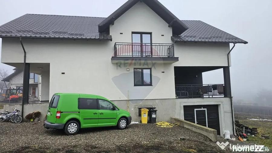 Casă cu 5 camere cu Teren 2500 Mp în Moara