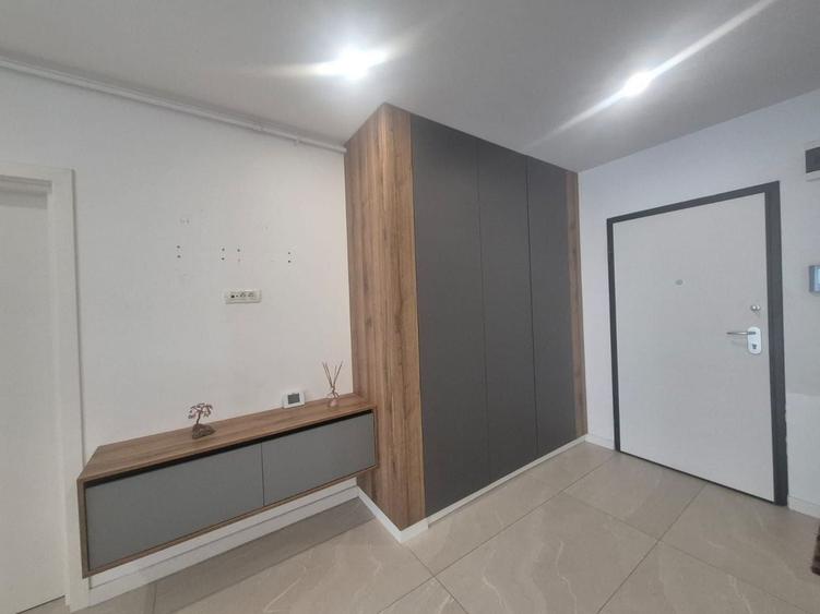 Apartament cu 3 camere semidecomandat, mobilat în Pipera