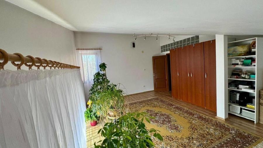Casă individuală cu 6 camere cu Teren 600 Mp în Central