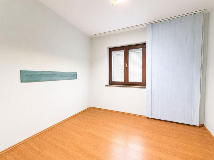 Apartament cu 3 camere semidecomandat în Aradului