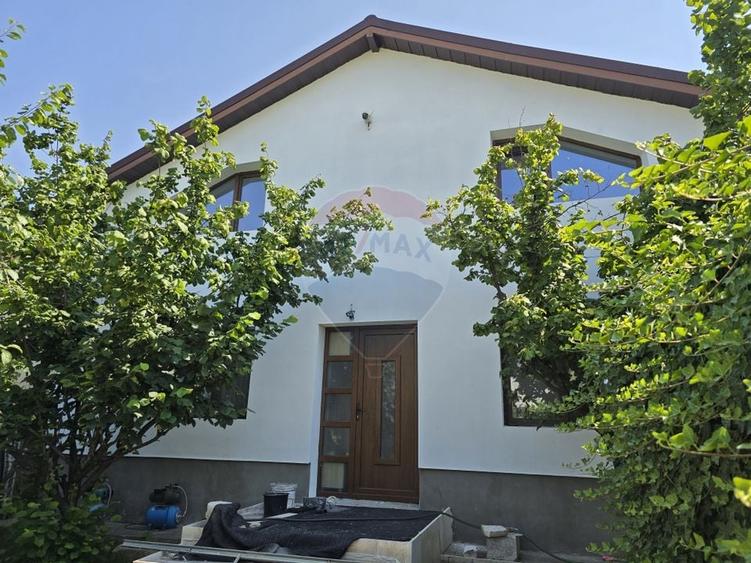 Casă individuală cu 7 camere cu Teren 545 Mp în Est
