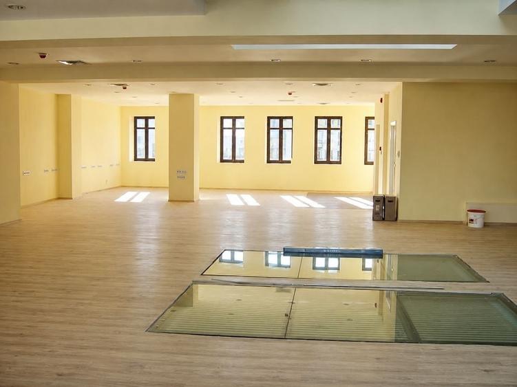 Birou, de 1,717.7299804688 mp, în Central