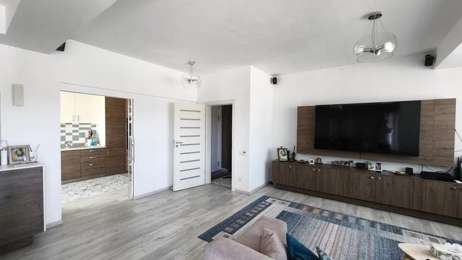 Apartament cu 4 camere decomandat în Est