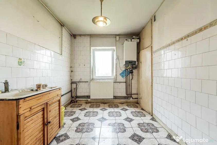 Apartament cu 3 camere semidecomandat în Central