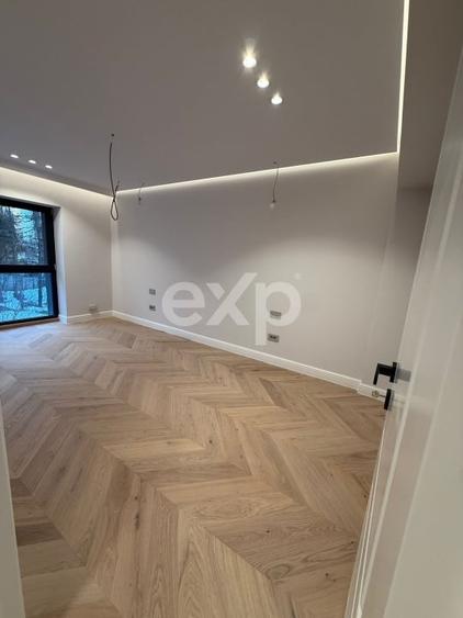 Apartament cu 4 camere decomandat în Sisești