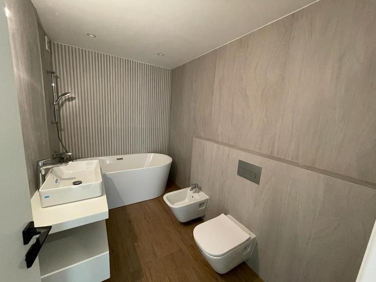 Penthouse cu 5 camere semidecomandat în Barbu Văcărescu