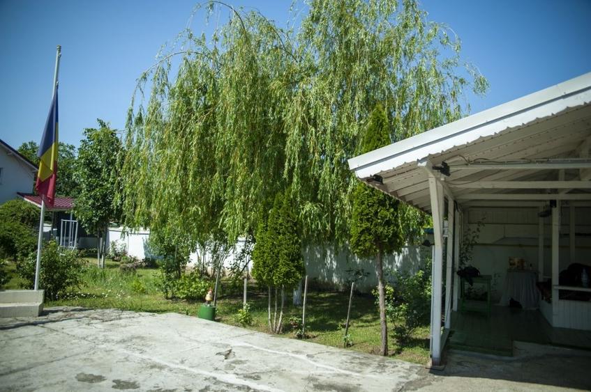 Casă individuală cu 9 camere cu Canalizare în Pleșești (Berca)
