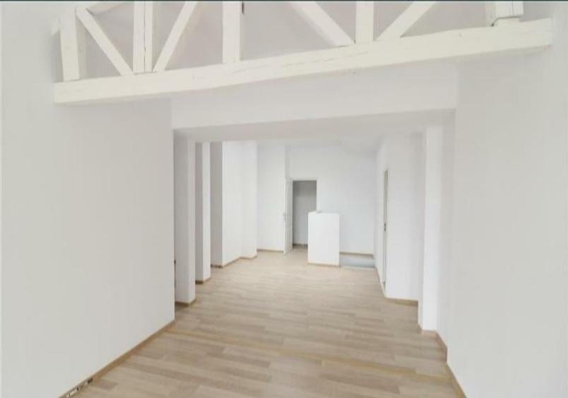 Casă individuală cu 10 camere cu Teren 450 Mp în Central