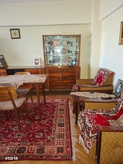 Apartament cu 4 camere decomandat în Rovine