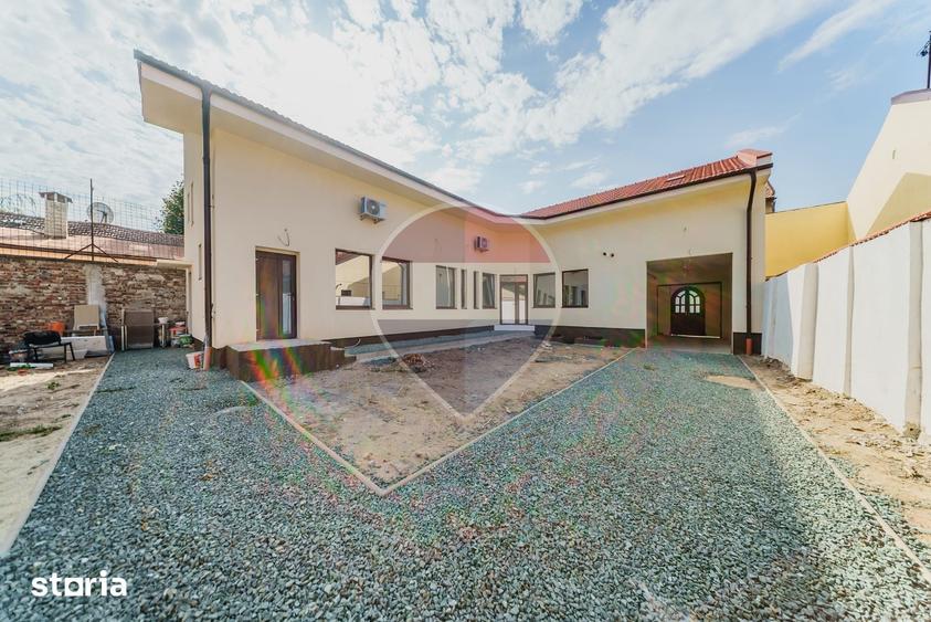 Casă cu 5 camere cu Teren 403 Mp în Central