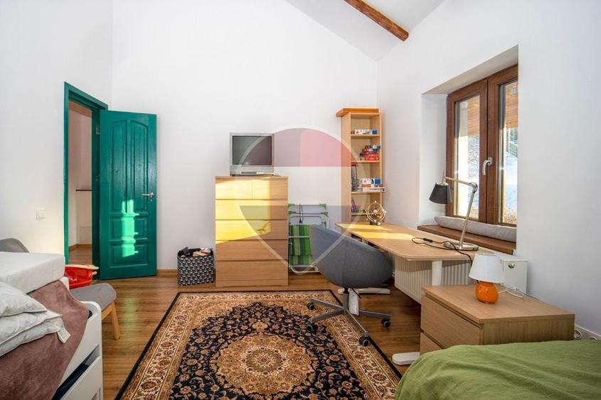 Casă individuală cu 7 camere cu Teren 835 Mp în Central