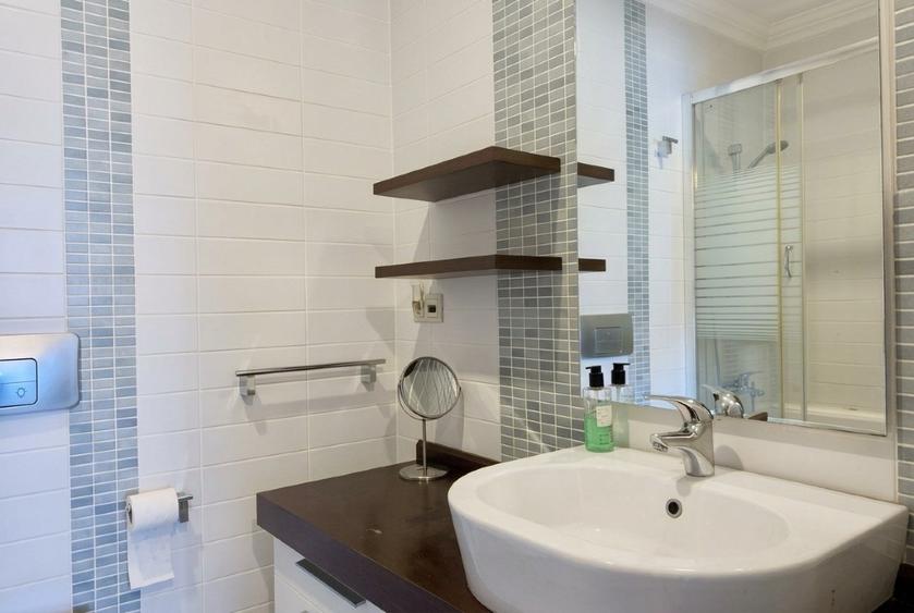 Apartament cu 3 camere semidecomandat, mobilat în Tei