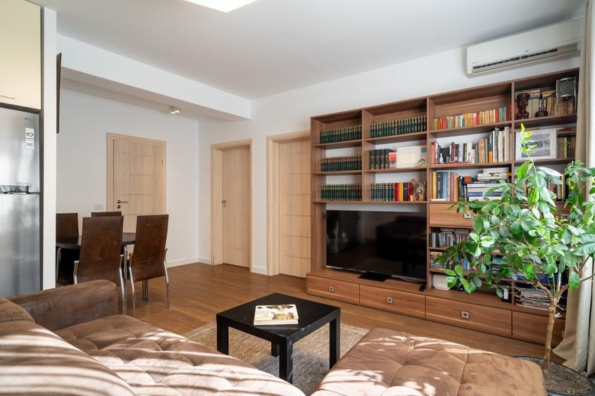 Apartament cu 3 camere semidecomandat, mobilat în Moșilor