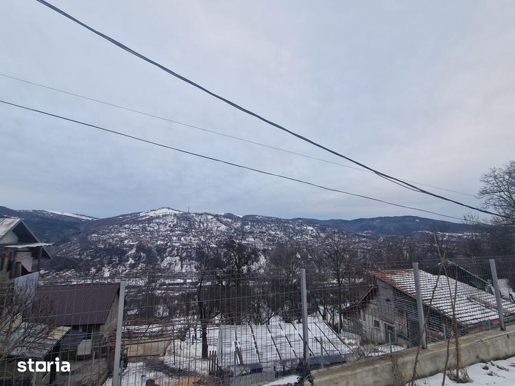 Casă cu 4 camere cu Teren 12000 Mp în Central