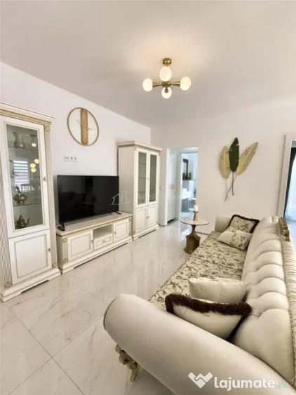 Apartament cu 3 camere semidecomandat în Central