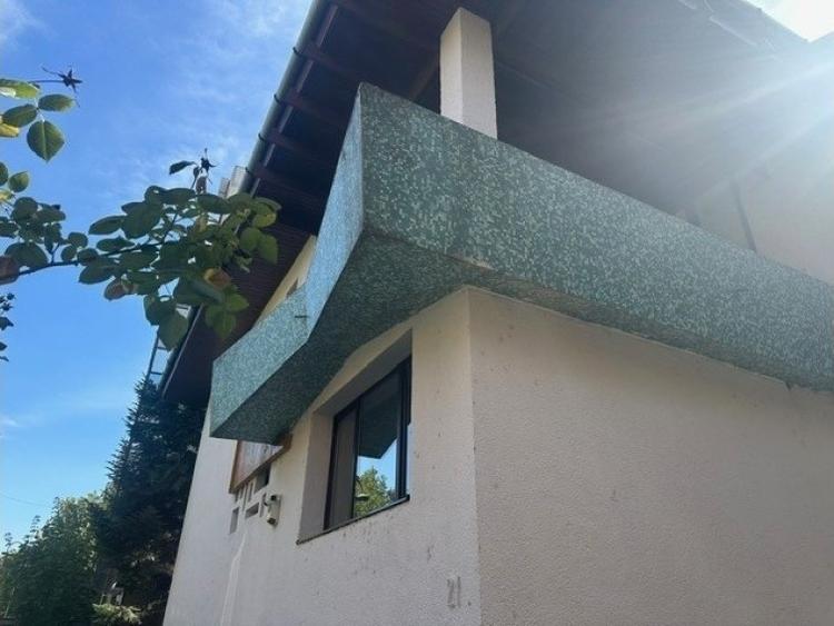 Casă cu 8 camere cu Garaj în Primăverii